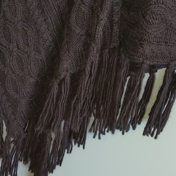 Knit black poncho - Picture 4 of 4